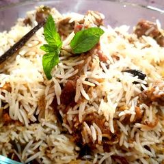 A picture of White beef Biryani.