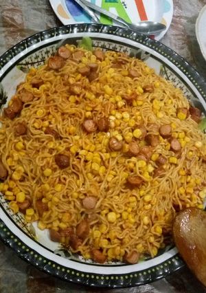 صورة لوصفة اندومي بالذرة والنقانق