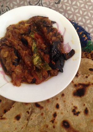 A picture of Baigan or Hari Mirch ka Salan with makai Ki roti.
