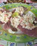 Rollos de lechuga con atún ahumado y surimi