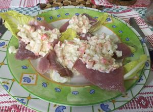 Una foto de Rollos de lechuga con atún ahumado y surimi