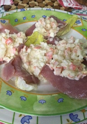 Una foto de Rollos de lechuga con atún ahumado y surimi