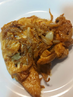 Una foto de Pollo a la mostaza con cebolla