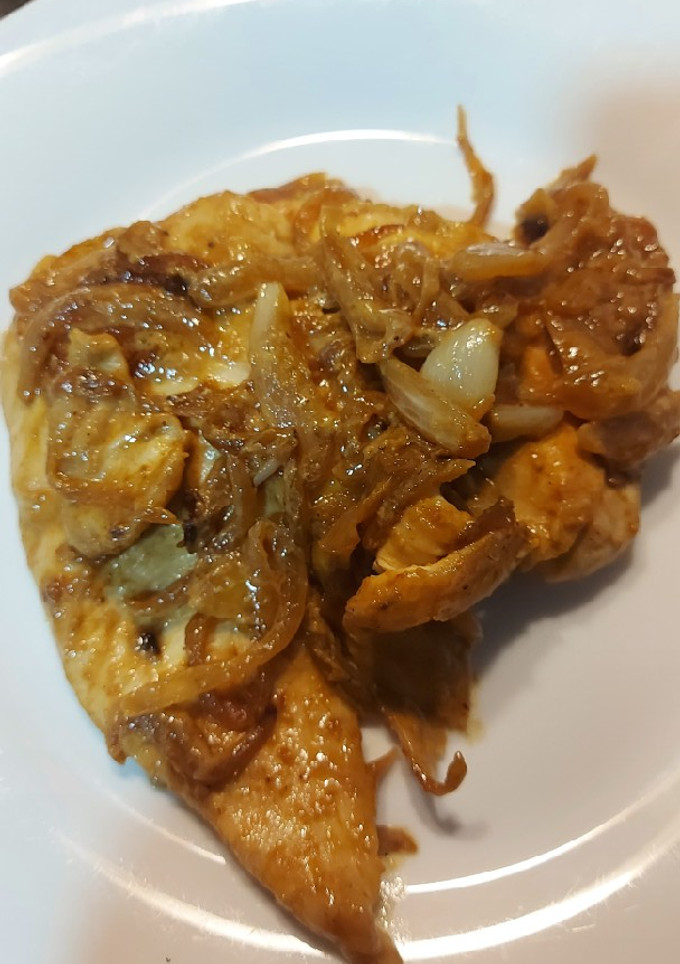 Una foto de Pollo a la mostaza con cebolla