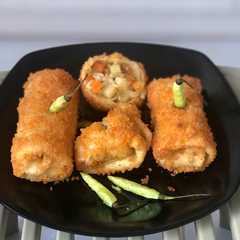 A picture of Risol isi Sayur.