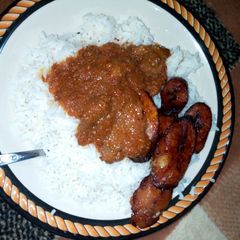 A picture of White rice wit stew nd some agada.
