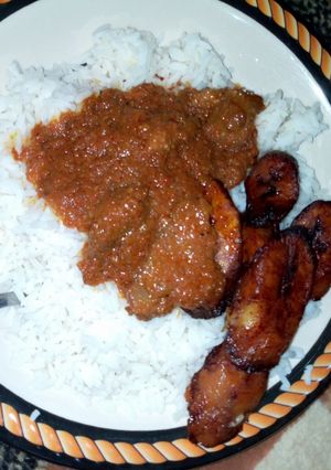 A picture of White rice wit stew nd some agada.