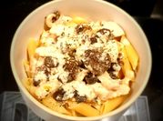 Une photo de penne poulet