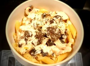 Une photo de Penne au poulet, sauce crémée aux morilles