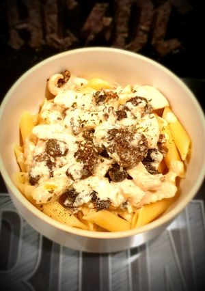 Une photo de Penne au poulet, sauce crémée aux morilles