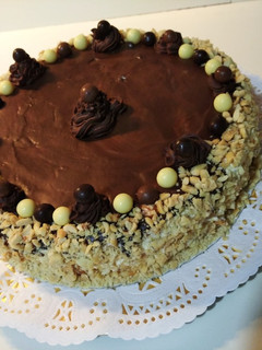Una foto de Tarta de nata - choco - fresa 🤩