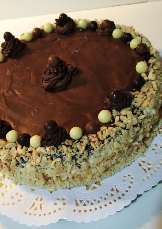 Una foto de Tarta de nata - choco - fresa 🤩