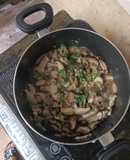 Thịt nạc đùi lợn nấu với nấm hương