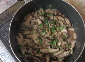 Hình của món Thịt nạc đùi lợn nấu với nấm hương.