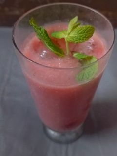 લાલ જામફળ નો જ્યુસ (Lal Jamfal Juice Recipe In Gujarati) રેસીપી મુખ્ય ફોટો