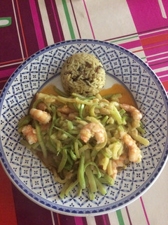 Una foto de Espaguetis de calabacín con langostinos