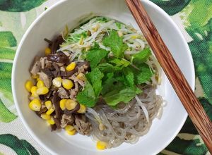 Hình của món Miến trộn thịt gà xào ngô nấm.