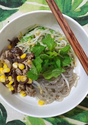Hình của món Miến trộn thịt gà xào ngô nấm.