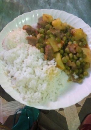 A picture of Coconut rice with peas stwe.