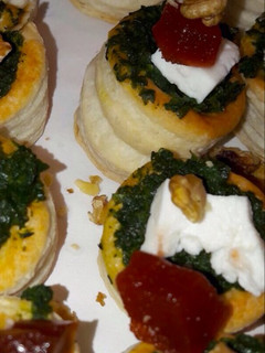 Una foto de Mini volovanes con espinacas, queso y membrillo