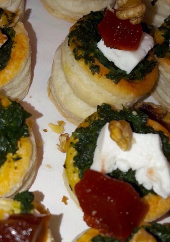 Una foto de Mini volovanes con espinacas, queso y membrillo