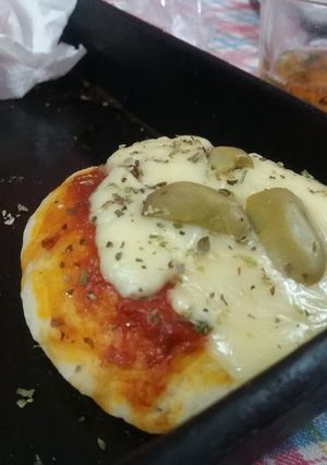 Una foto de Pizza casera o pizzetas caseras 🤗