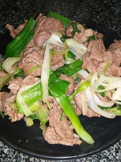 Hình của món Thịt trâu xào lá tỏi.