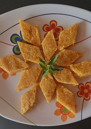A picture of Mango coconut vadi / burfi.