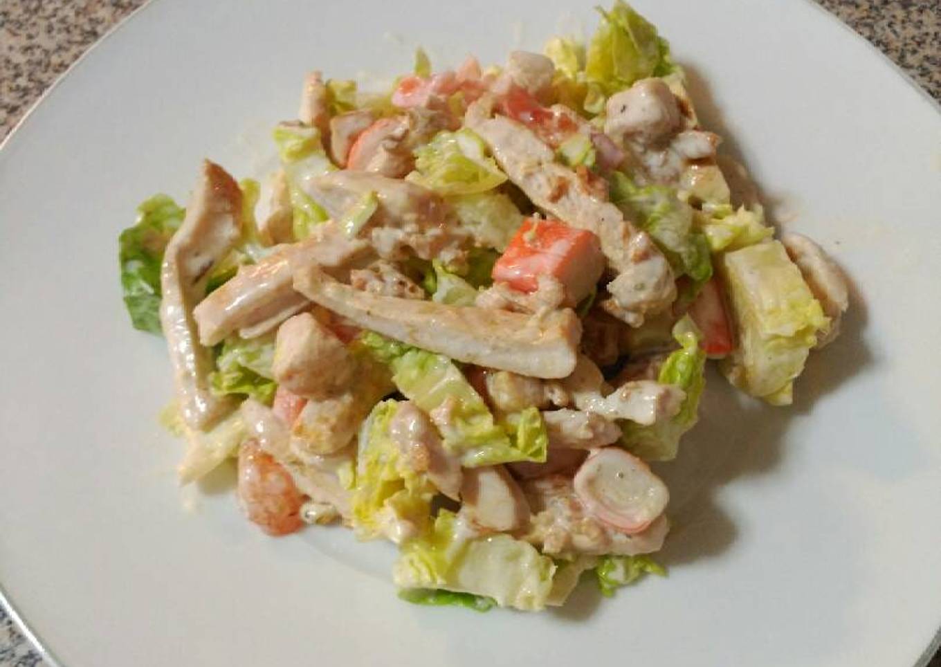 Ensalada de cogollos, pollo y cangrejo con salsa César