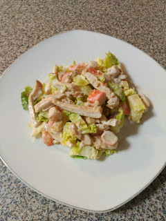 Foto principal de Ensalada de cogollos, pollo y cangrejo con salsa César