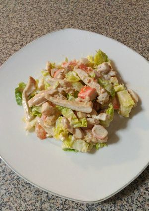 Foto principal de Ensalada de cogollos, pollo y cangrejo con salsa César