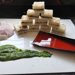 A picture of White sandwich dhokla.