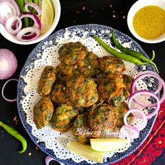 A picture of Pui Shak Chingri Bora (Malabar Spinach & Prawn Pakora / Fritters - Bong style).