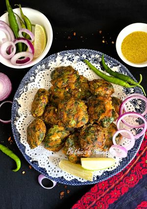 A picture of Pui Shak Chingri Bora (Malabar Spinach & Prawn Pakora / Fritters - Bong style).