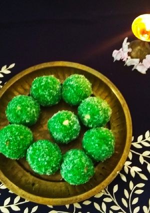 A picture of Lauki Nariyal Ladoos.