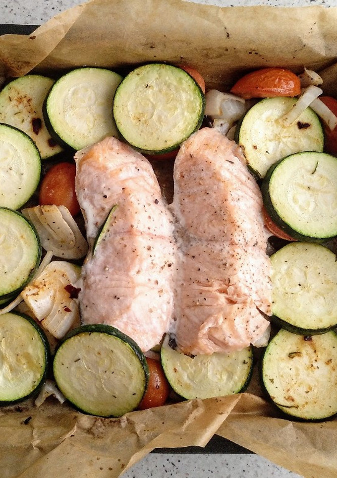 Una foto de Salmón al horno con verduras