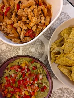 Una foto de Cena mexicana: fajitas y guacamole