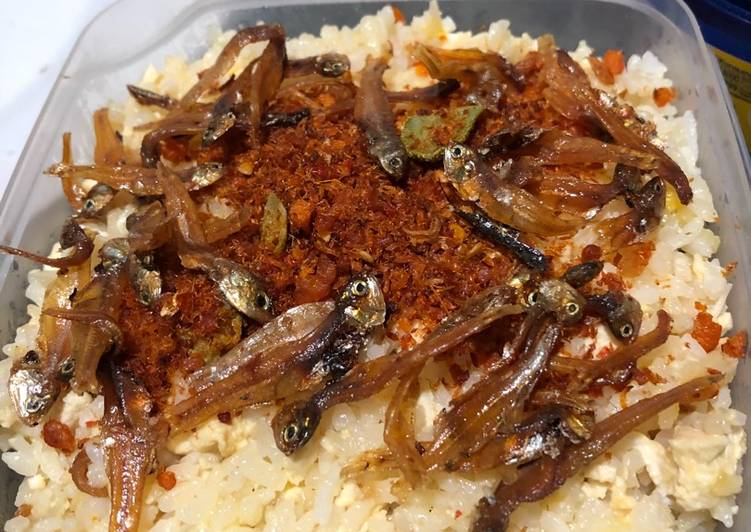Butter rice dengan tahu telur dan topping teri abon