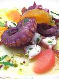 Polpo con salsa di arance al peperoncino, pompelmo rosa e datteri