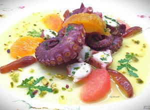 Foto di Polpo con salsa di arance al peperoncino, pompelmo rosa e datteri