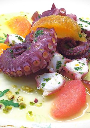 Foto di Polpo con salsa di arance al peperoncino, pompelmo rosa e datteri