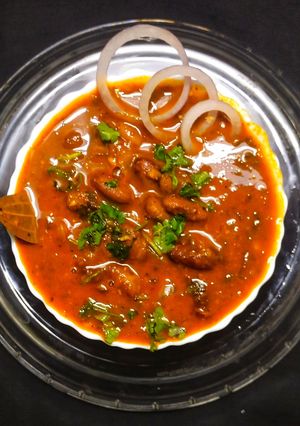राजमा मसाला (rajma masala recipe in marathi) रेसिपी चे मुख्य फोटो 