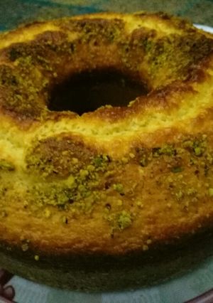 صورة لوصفة كيكة عادية بالحليب والفستق الحلبي