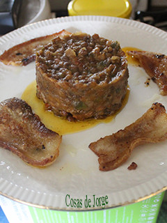 Una foto de Montadito de lentejas con tocino