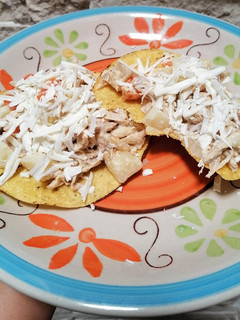 Una foto de Tostadas de ensalada de pollo