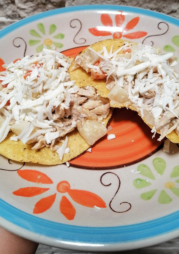 Una foto de Tostadas de ensalada de pollo