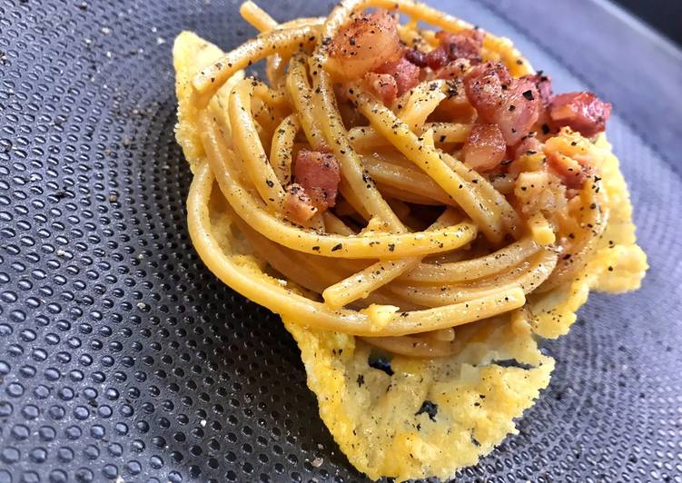 Pasta alla carbonara in cestino di pecorino