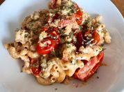 Una foto de pasta tomates cherry y queso feta
