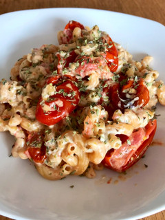 Foto principal de Pasta de lentejas rojas con salsa de queso feta y tomates cherry