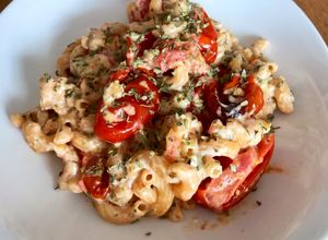 Foto principal de Pasta de lentejas rojas con salsa de queso feta y tomates cherry